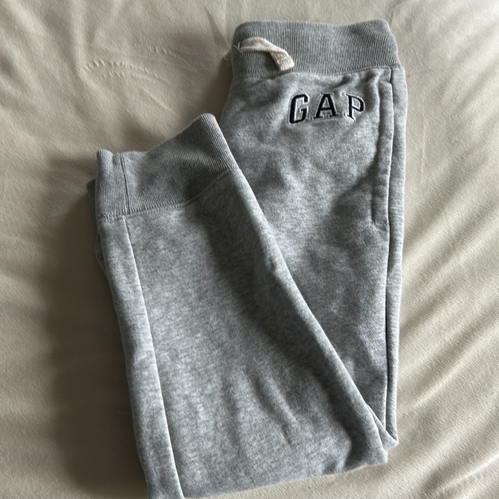 Gap kids size small gray joggers- like new